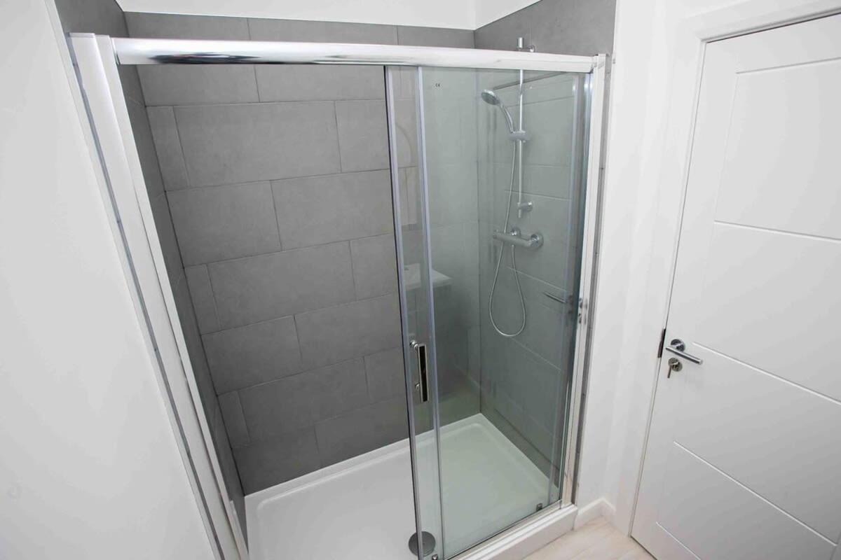 Modern & Stylish 1 Bedroom Apartment In Bolton Luaran gambar